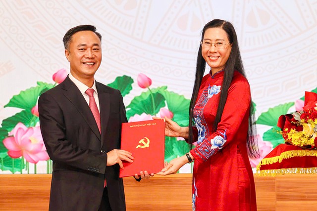 Chỉ định đồng chí Nguyễn Việt Hùng giữ chức Phó Bí thư Tỉnh ủy Khánh Hòa- Ảnh 1. Chỉ định đồng chí Nguyễn Việt Hùng giữ chức Phó Bí thư Tỉnh ủy Khánh Hòa- Ảnh 1.