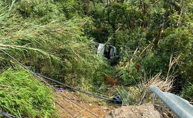 Xe khách lao xuống vực: Khẩn trương cứu nạn, cứu hộ, cấp cứu nạn nhân- Ảnh 3. Xe khách lao xuống vực: Khẩn trương cứu nạn, cứu hộ, cấp cứu nạn nhân- Ảnh 3.