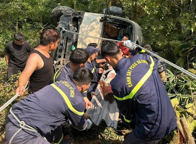 Xe khách lao xuống vực: Khẩn trương cứu nạn, cứu hộ, cấp cứu nạn nhân- Ảnh 1. Xe khách lao xuống vực: Khẩn trương cứu nạn, cứu hộ, cấp cứu nạn nhân- Ảnh 1.