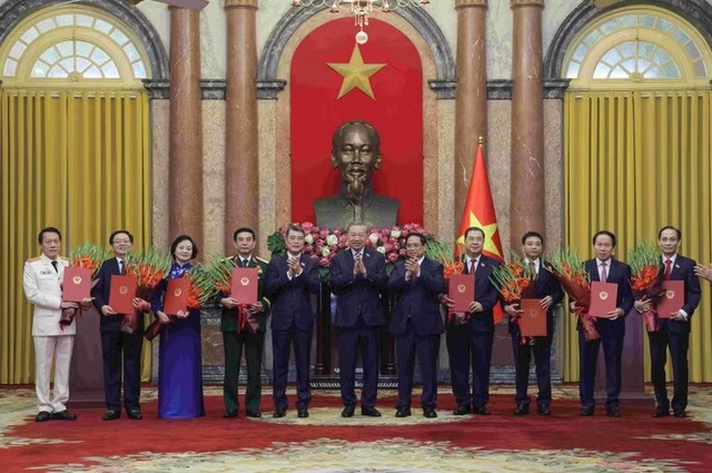 CÔNG BỐ QUYẾT ĐỊNH CHỈ ĐỊNH, BỔ NHIỆM NHÂN SỰ ĐẢNG ỦY CHÍNH PHỦ, THÀNH VIÊN CHÍNH PHỦ- Ảnh 2. CÔNG BỐ QUYẾT ĐỊNH CHỈ ĐỊNH, BỔ NHIỆM NHÂN SỰ ĐẢNG ỦY CHÍNH PHỦ, THÀNH VIÊN CHÍNH PHỦ- Ảnh 2.