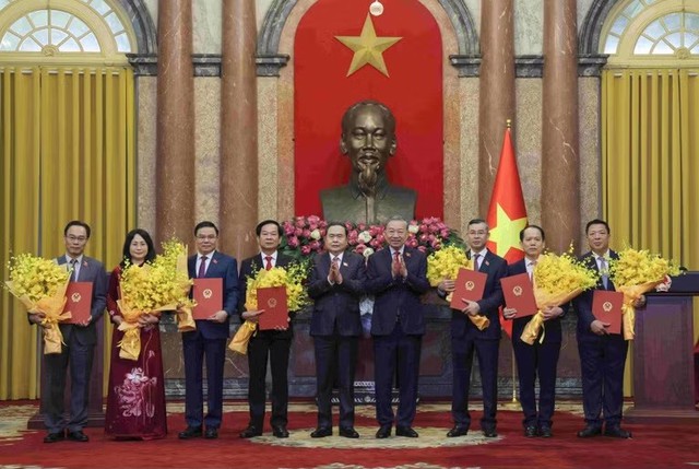 CÔNG BỐ QUYẾT ĐỊNH CHỈ ĐỊNH, BỔ NHIỆM NHÂN SỰ ĐẢNG ỦY CHÍNH PHỦ, THÀNH VIÊN CHÍNH PHỦ- Ảnh 3. CÔNG BỐ QUYẾT ĐỊNH CHỈ ĐỊNH, BỔ NHIỆM NHÂN SỰ ĐẢNG ỦY CHÍNH PHỦ, THÀNH VIÊN CHÍNH PHỦ- Ảnh 3.