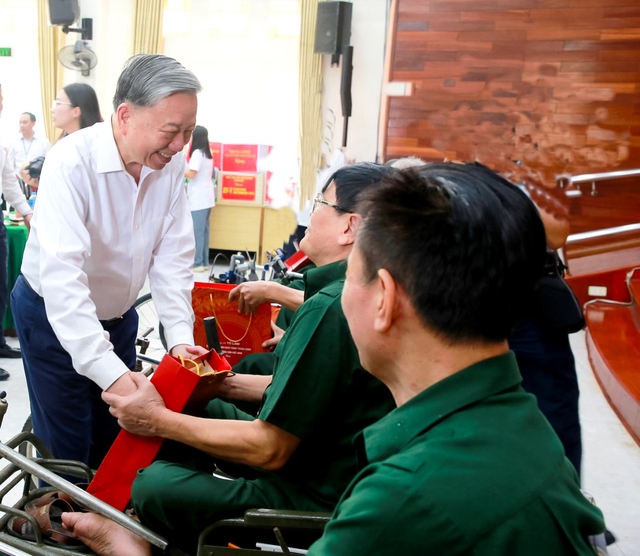 TẶNG QUÀ CHO NGƯỜI CÓ CÔNG NHÂN DỊP KỶ NIỆM 79 NĂM NGÀY THƯƠNG BINH - LIỆT SĨ- Ảnh 1. TẶNG QUÀ CHO NGƯỜI CÓ CÔNG NHÂN DỊP KỶ NIỆM 79 NĂM NGÀY THƯƠNG BINH - LIỆT SĨ- Ảnh 1.