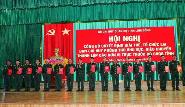 Giải thể, tổ chức lại quân sự địa phương, thành lập Trung đoàn, Tiểu đoàn, điều động, bổ nhiệm nhân sự- Ảnh 1.