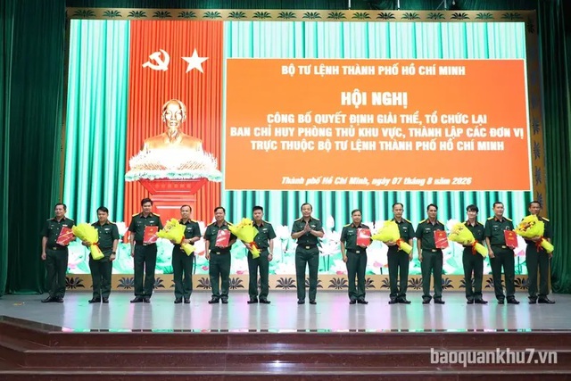 Giải thể, tổ chức lại lực lượng quân sự địa phương; thành lập Trung đoàn bộ binh, Trung đoàn hỗn hợp- Ảnh 1.