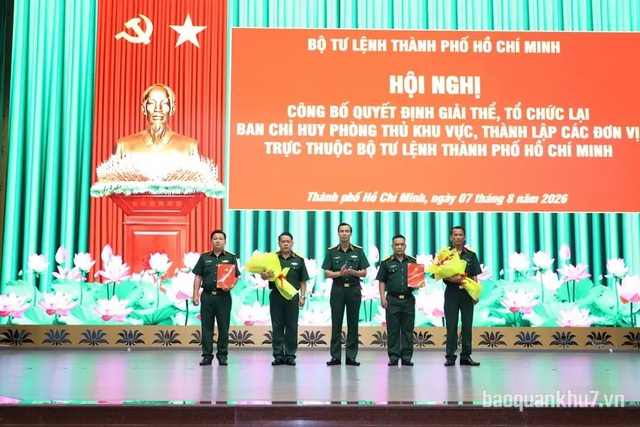 Giải thể, tổ chức lại lực lượng quân sự địa phương; thành lập Trung đoàn bộ binh, Trung đoàn hỗn hợp- Ảnh 2.