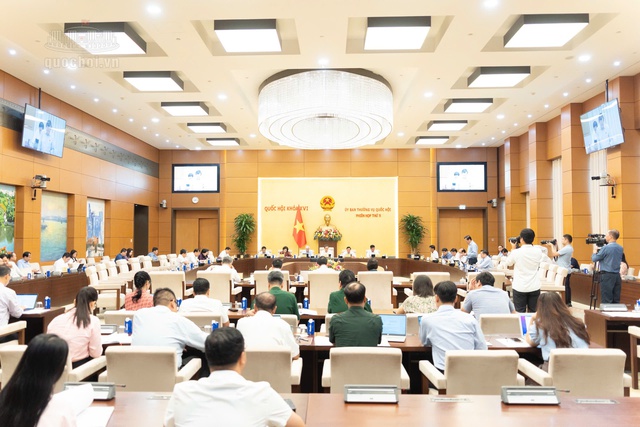 Xem xét thông qua Nghị quyết mới về bảng lương, phụ cấp, tiêu chuẩn bổ nhiệm; cho ý kiến đối với nhiều dự án luật quan trọng- Ảnh 2.
