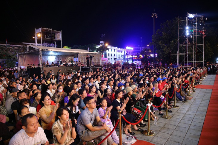 Đặc sắc Chương trình nghệ thuật Điện Biên Phủ - Mốc vàng lịch sử - Ảnh 48. Đặc sắc Chương trình nghệ thuật Điện Biên Phủ - Mốc vàng lịch sử - Ảnh 48.