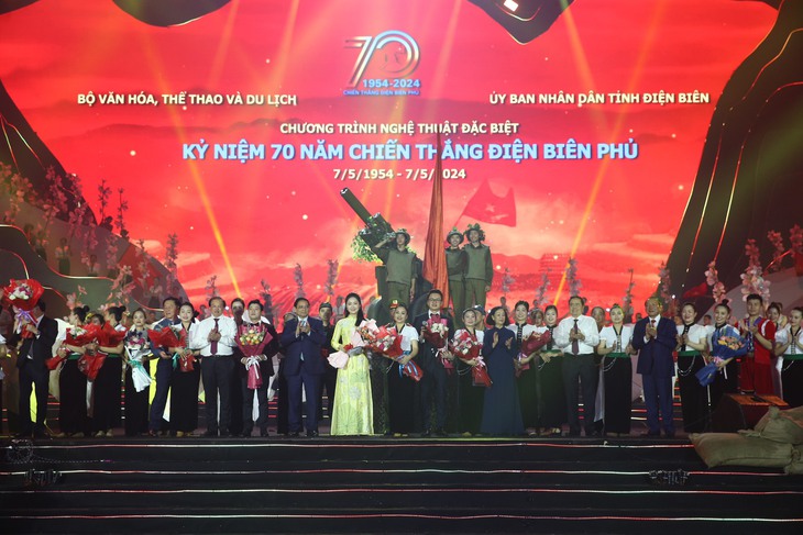 Đặc sắc Chương trình nghệ thuật Điện Biên Phủ - Mốc vàng lịch sử - Ảnh 52. Đặc sắc Chương trình nghệ thuật Điện Biên Phủ - Mốc vàng lịch sử - Ảnh 52.