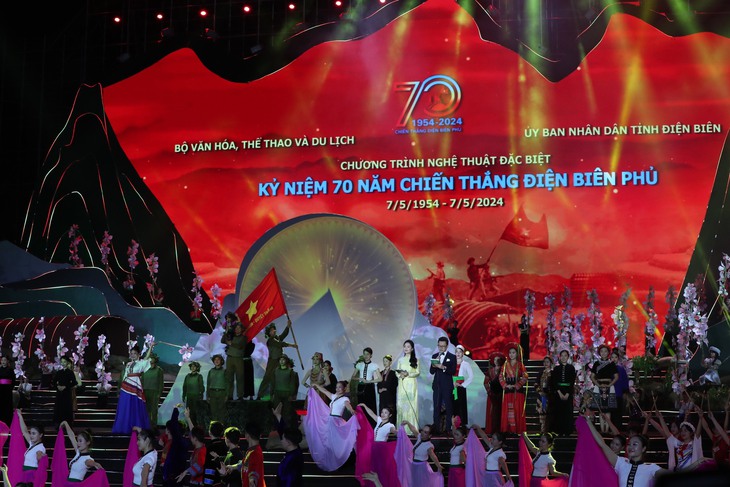 Đặc sắc Chương trình nghệ thuật Điện Biên Phủ - Mốc vàng lịch sử - Ảnh 32. Đặc sắc Chương trình nghệ thuật Điện Biên Phủ - Mốc vàng lịch sử - Ảnh 32.