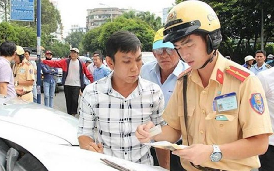 Từ 1/7, người dân có thể xuất trình giấy phép lái xe qua VNeID