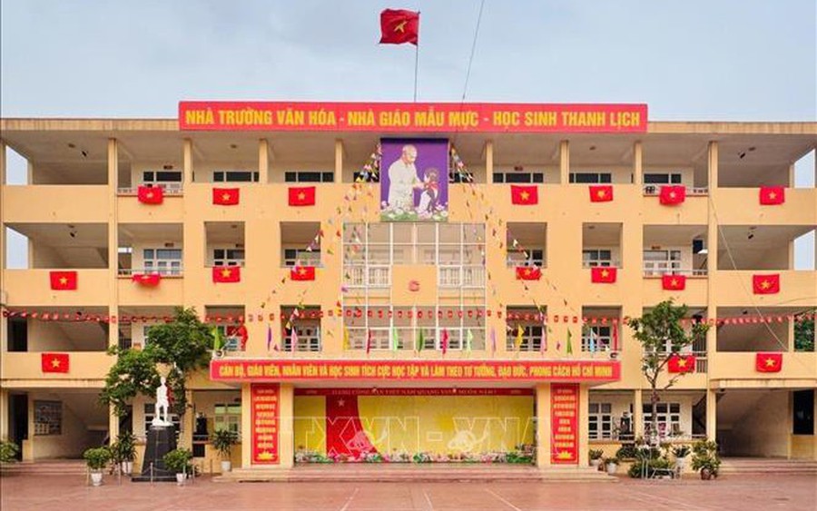 Kỷ luật Cách chức Hiệu trưởng và 8 cán bộ, viên chức