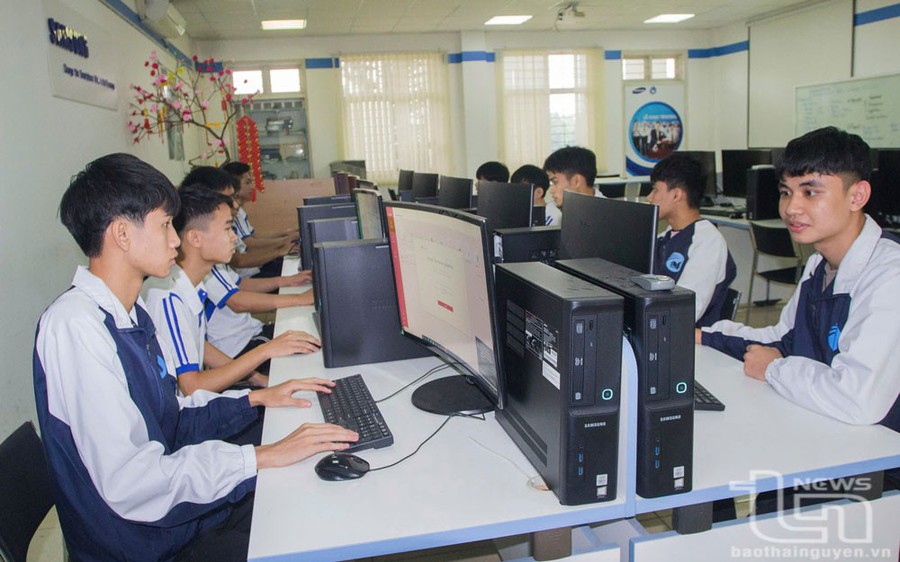 Bình dân học vụ số: Xây dựng các quy định, hướng dẫn,  chương trình phổ cập kỹ năng số