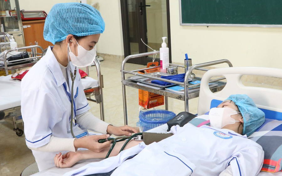 Đề xuất tăng hệ số lương chức danh nghề nghiệp Y sĩ (hạng IV)