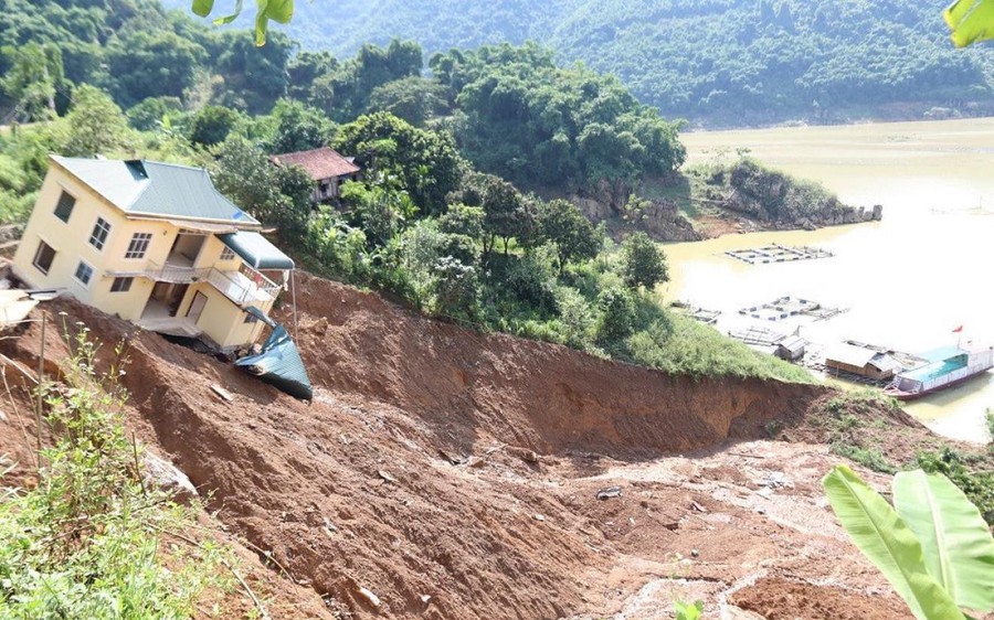 Tập trung ứng phó nguy cơ lũ quét, sạt lở đất; tuyệt đối không để gián đoạn chỉ đạo ứng phó thiên tai khi sắp xếp ĐVHC