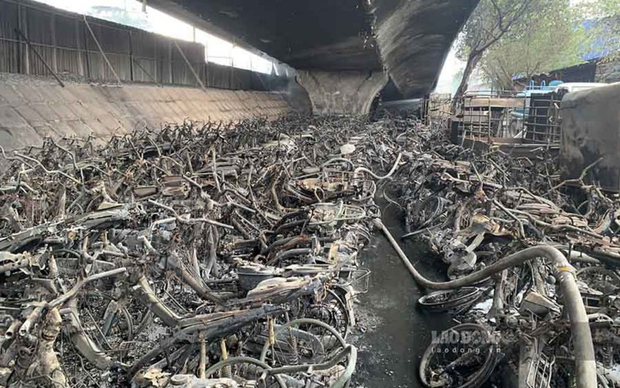 Thủ tướng Chính phủ chỉ đạo điều tra làm rõ nguyên nhân, xử lý trách nhiệm vụ cháy bãi trông giữ xe dưới gầm cầu Vĩnh Tuy