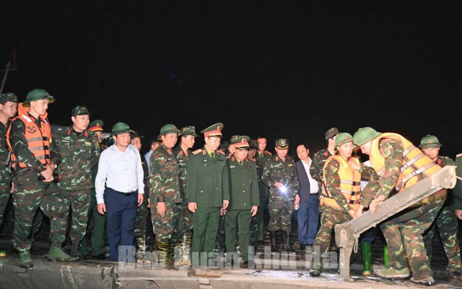 ĐẠI TƯỚNG PHAN VĂN GIANG BIỂU DƯƠNG CÁN BỘ, CHIẾN SĨ THAM GIA BẮC CẦU PHAO QUA SÔNG LÔ