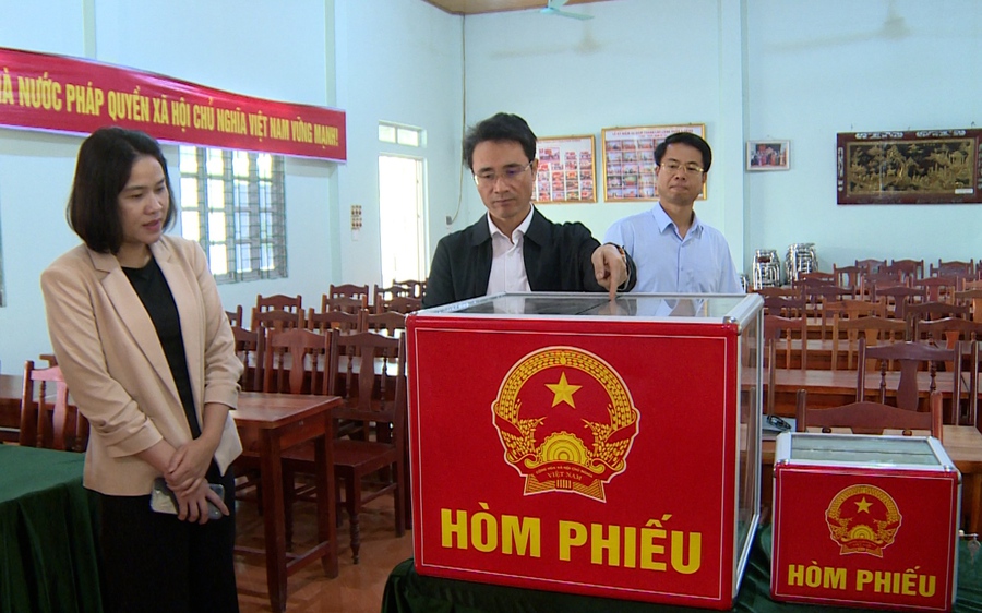 Trước khi bỏ phiếu, thủ tục kiểm tra hòm phiếu được thực hiện như thế nào?