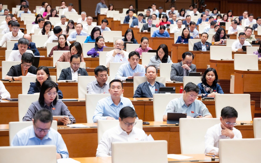 Đề nghị nghiên cứu cơ chế tuyển dụng người hoạt động không chuyên trách; xem xét điều chỉnh chính sách tiền lương đối với cán bộ cấp xã