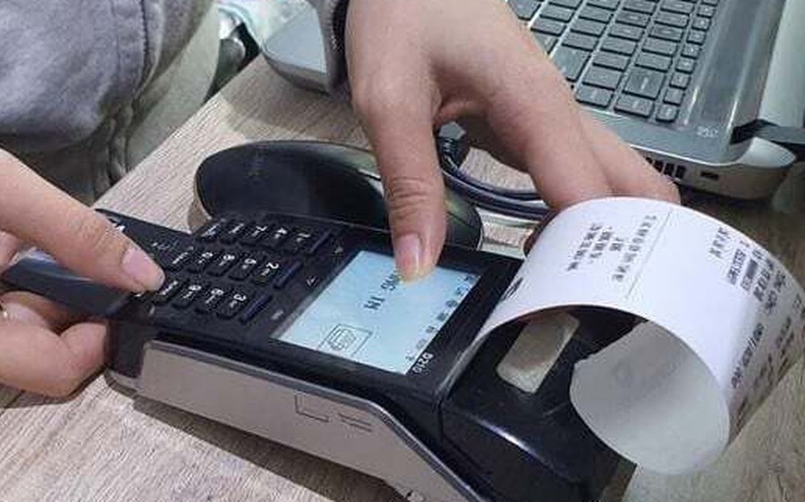 Doanh thu bán hàng ăn uống trên sàn TMĐT hơn 1 tỷ đồng và truyền thống dưới 1 tỷ đồng, bán tại chỗ có cần xuất hóa đơn?