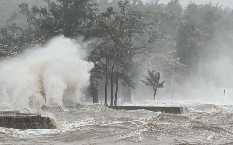 Chủ động ứng phó áp thấp nhiệt đới có khả năng mạnh lên thành bão; mưa lớn diện rộng, nguy cơ lũ quét, sạt lở đất...