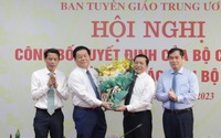 Trao quyết định của Bộ Chính trị về công tác cán bộ