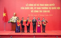 Chủ tịch Quốc hội Trần Thanh Mẫn trao các Nghị quyết về công tác cán bộ
