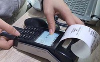 Doanh thu bán hàng ăn uống trên sàn TMĐT hơn 1 tỷ đồng và truyền thống dưới 1 tỷ đồng, bán tại chỗ có cần xuất hóa đơn?