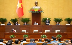 Sửa quy định về miễn thị thực; đăng ký thường trú; xe khách, taxi không phải lắp ghế trẻ em