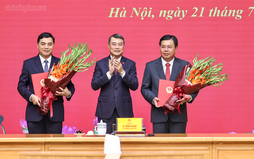Thủ tướng trao quyết định giao Quyền Bộ trưởng Bộ Nội vụ; bổ nhiệm Thứ trưởng Thường trực Bộ Dân tộc và Tôn giáo