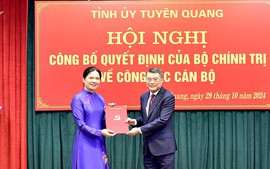 Trao Quyết định của Bộ Chính trị điều động, chỉ định Bí thư Tỉnh ủy