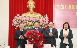 Trao quyết định phê chuẩn Bí thư Thành ủy giữ chức Phó Chủ tịch UBND tỉnh