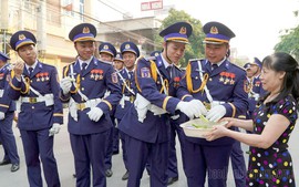 Người dân Điện Biên 'tiếp sức' lực lượng diễu binh, diễu hành