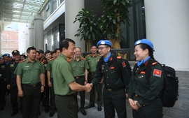 Trao quyết định của Chủ tịch nước cho sĩ quan đi thực hiện nhiệm vụ gìn giữ hòa bình Liên Hợp Quốc