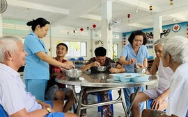 Cập nhật kiến thức công tác xã hội bằng các khóa đào tạo ngắn hạn, tham gia hội nghị, hội thảo, tọa đàm,...