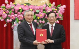 Phó Thủ tướng Thường trực Chính phủ trao quyết định chuẩn y đồng chí Vũ Quyết Tiến giữ chức Phó Bí thư Tỉnh ủy Quảng Ninh