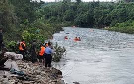 7 học sinh bị lũ cuốn: Hơn 1000 nhân lực, thợ lặn chuyên nghiệp chạy đua với thời gian tìm kiếm nạn nhân