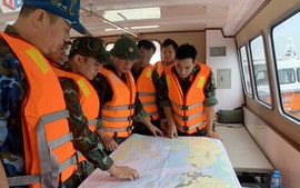 Vụ ĐẮM TÀU DU LỊCH TRÊN VỊNH HẠ LONG: Tập trung cao độ, tranh thủ từng giờ, từng phút tìm kiếm những người còn mất tích
