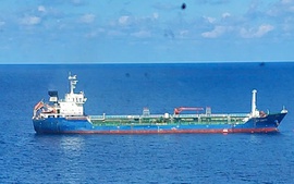 Khẩn cấp cứu nạn thành công 20 thuyền viên tàu chở dầu gần 8000 tấn của Việt Nam bị cháy