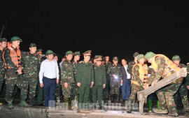 ĐẠI TƯỚNG PHAN VĂN GIANG BIỂU DƯƠNG CÁN BỘ, CHIẾN SĨ THAM GIA BẮC CẦU PHAO QUA SÔNG LÔ