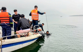 CỨU HỘ VỤ TAI NẠN GIAO THÔNG ĐƯỜNG THỦY NGHIÊM TRỌNG, 6 NGƯỜI MẤT TÍCH: ĐẶC CÔNG NGƯỜI NHÁI TÌM THẤY NẠN NHÂN ĐẦU TIÊN