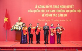 Chủ tịch Quốc hội Trần Thanh Mẫn trao các Nghị quyết về công tác cán bộ