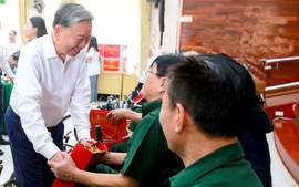 TẶNG QUÀ CHO NGƯỜI CÓ CÔNG NHÂN DỊP KỶ NIỆM 79 NĂM NGÀY THƯƠNG BINH - LIỆT SĨ
