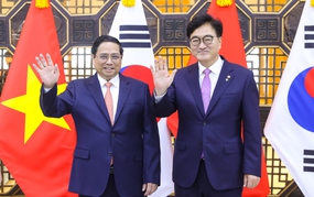 Thủ tướng đề nghị Hàn Quốc tiếp tục mở cửa hơn nữa cho hàng Việt; hỗ trợ đào tạo nhân lực bán dẫn, AI,...