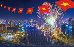 ĐẠI LỄ 30/4: Mãn nhãn màn trình diễn 3D mapping và pháo hoa nghệ thuật trên bầu trời TPHCM