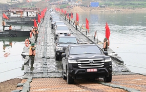 THỦ TƯỚNG NHIỆT LIỆT BIỂU DƯƠNG CÁC ĐƠN VỊ 'THẦN TỐC" HOÀN THÀNH CẦU PHAO BẮC QUA SÔNG LÔ