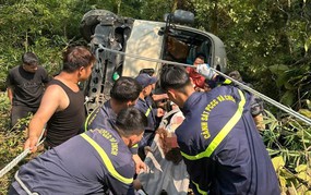 Xe khách lao xuống vực: Khẩn trương cứu nạn, cứu hộ, cấp cứu nạn nhân