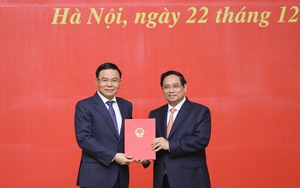 THỦ TƯỚNG TRAO QUYẾT ĐỊNH GIAO ĐỒNG CHÍ LÊ MẠNH HÙNG GIỮ CHỨC QUYỀN BỘ TRƯỞNG BỘ CÔNG THƯƠNG