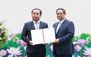 Thủ tướng trao quyết định giao quyền Bộ trưởng Bộ NN&MT đối với đồng chí Trần Đức Thắng