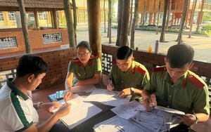Sĩ quan, hạ sĩ quan Công an hoàn thành 2/3 chương trình đào tạo có được thăng cấp bậc hàm theo trình độ đang đào tạo?