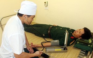 Quy định về khám, chữa bệnh với sĩ quan phục viên đủ 15 năm phục vụ trong Quân đội